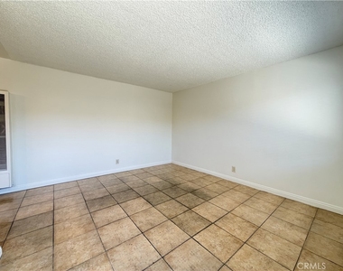 4329 E 55th Street - Photo Thumbnail 2