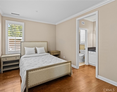 1009 Newhall - Photo Thumbnail 4