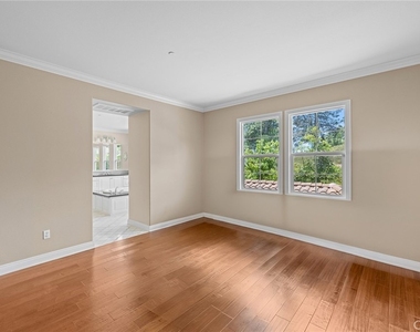 1009 Newhall - Photo Thumbnail 16