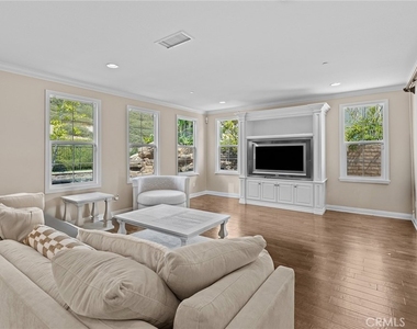 1009 Newhall - Photo Thumbnail 9