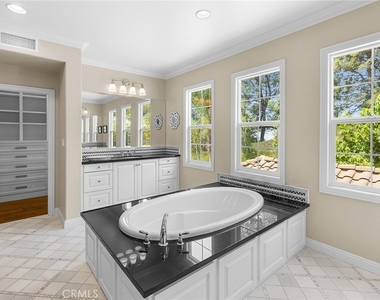 1009 Newhall - Photo Thumbnail 19
