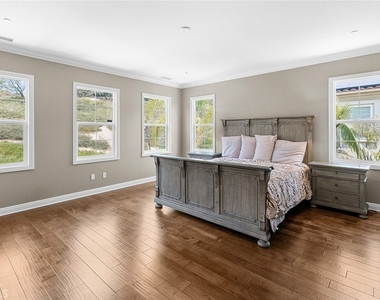 1009 Newhall - Photo Thumbnail 18