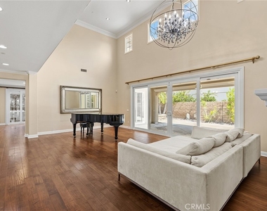 1009 Newhall - Photo Thumbnail 6