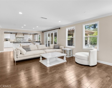 1009 Newhall - Photo Thumbnail 8