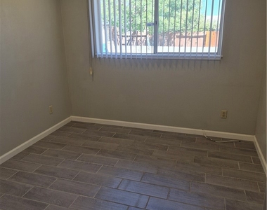 928 N Humboldt - Photo Thumbnail 10