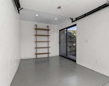 1537 Lakeshore - Photo Thumbnail 17