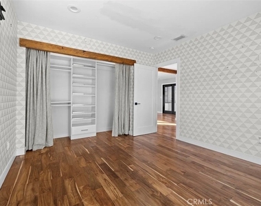 1537 Lakeshore - Photo Thumbnail 4