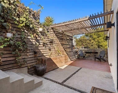 1537 Lakeshore - Photo Thumbnail 19