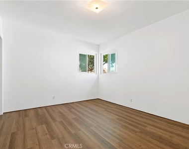 1344 E Orange Grove - Photo Thumbnail 18