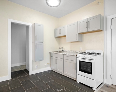 228 S Kenwood Street - Photo Thumbnail 10