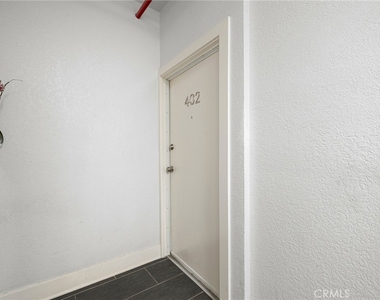 228 S Kenwood Street - Photo Thumbnail 2