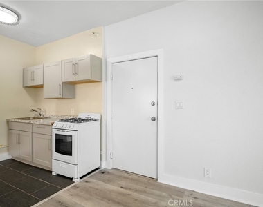 228 S Kenwood Street - Photo Thumbnail 3