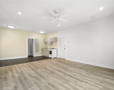 228 S Kenwood Street - Photo Thumbnail 7