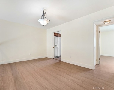 582 W Huntington Dr - Photo Thumbnail 5