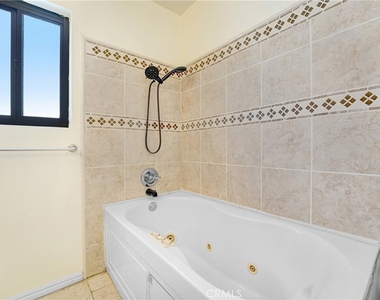 582 W Huntington Dr - Photo Thumbnail 12