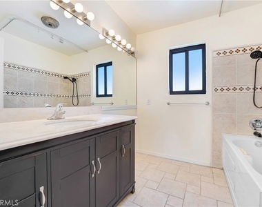 582 W Huntington Dr - Photo Thumbnail 11