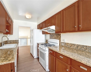 582 W Huntington Dr - Photo Thumbnail 8