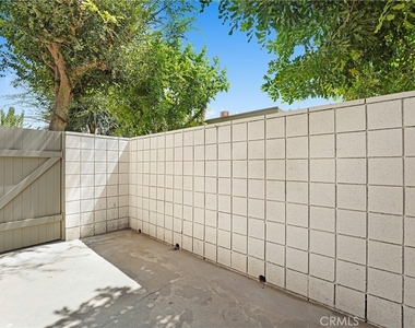 582 W Huntington Dr - Photo Thumbnail 15