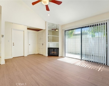582 W Huntington Dr - Photo Thumbnail 4