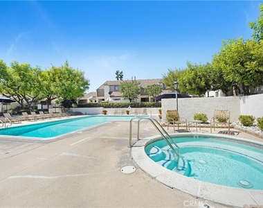 582 W Huntington Dr - Photo Thumbnail 2