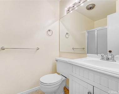 582 W Huntington Dr - Photo Thumbnail 14
