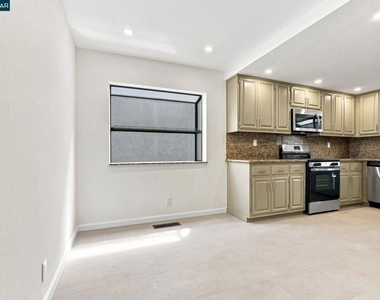 900 Augusta Dr - Photo Thumbnail 13