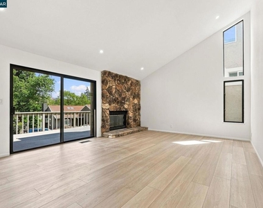 900 Augusta Dr - Photo Thumbnail 12