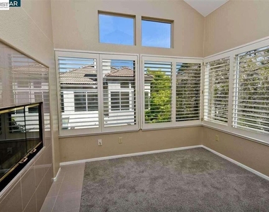 331 Jade Ct. - Photo Thumbnail 5