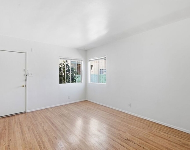 2544 Thurman Avenue - Photo Thumbnail 6
