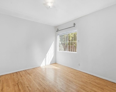 2544 Thurman Avenue - Photo Thumbnail 11