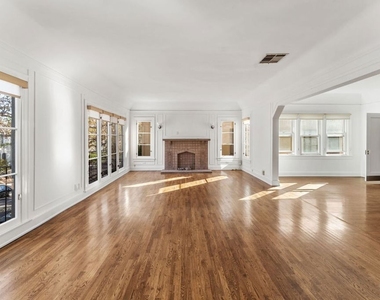 177 N Sycamore Avenue - Photo Thumbnail 5