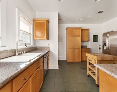 177 N Sycamore Avenue - Photo Thumbnail 9