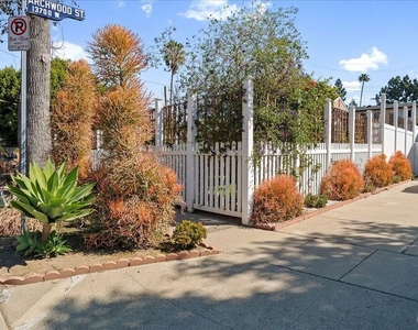 6724 Mammoth Avenue - Photo Thumbnail 9