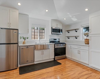 6724 Mammoth Avenue - Photo Thumbnail 4