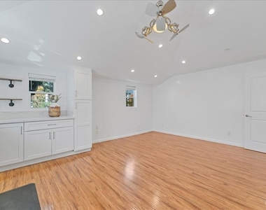 6724 Mammoth Avenue - Photo Thumbnail 2