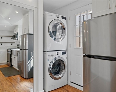 6724 Mammoth Avenue - Photo Thumbnail 5