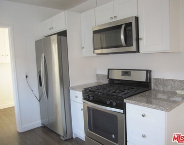 1047 S Wooster Street - Photo Thumbnail 5