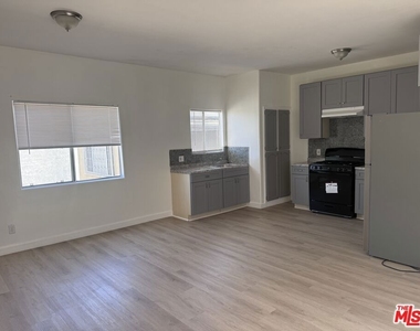 10406 Avalon Boulevard - Photo Thumbnail 5
