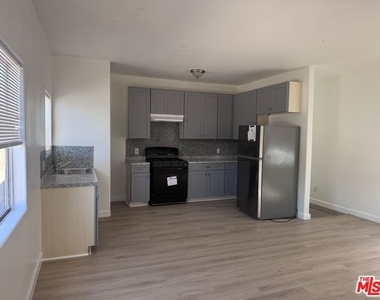 10406 Avalon Boulevard - Photo Thumbnail 2
