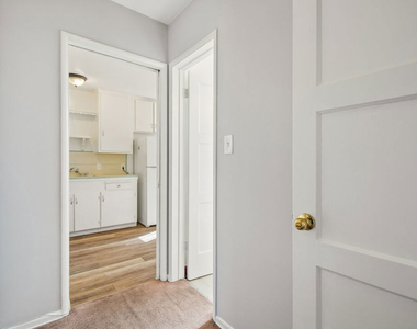 4951 Cahuenga Boulevard - Photo Thumbnail 9