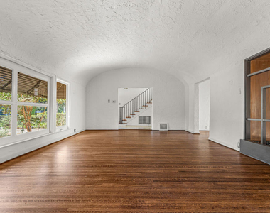 1838 S Victoria Avenue - Photo Thumbnail 8