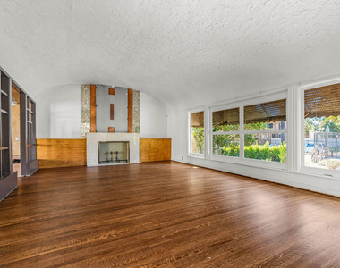 1838 S Victoria Avenue - Photo Thumbnail 6