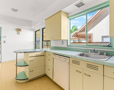 1838 S Victoria Avenue - Photo Thumbnail 18