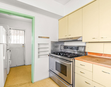 1838 S Victoria Avenue - Photo Thumbnail 20