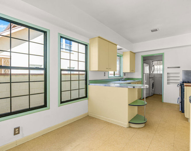 1838 S Victoria Avenue - Photo Thumbnail 15
