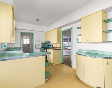 1838 S Victoria Avenue - Photo Thumbnail 16