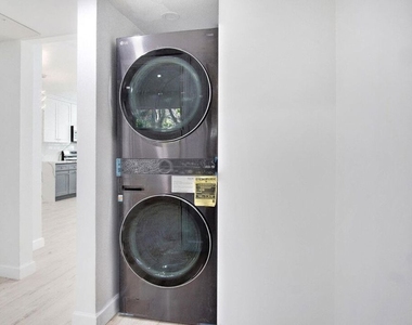 722 Lincoln Boulevard - Photo Thumbnail 2