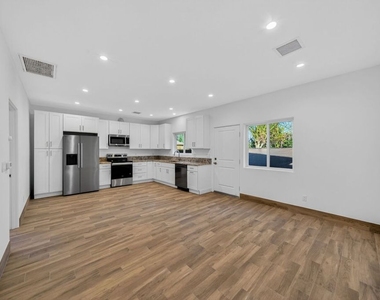 17625 Burbank Boulevard - Photo Thumbnail 9