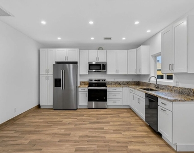 17625 Burbank Boulevard - Photo Thumbnail 5
