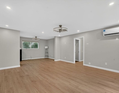 2418 Graham Avenue - Photo Thumbnail 4